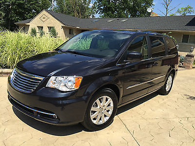Chrysler : Town & Country FLEX-FUEL 2014 chrysler town country 3.6 l mini van loaded like new rear camera