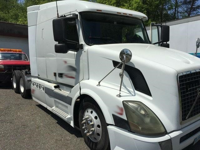 2005 Volvo Vnl64t630  Conventional - Sleeper Truck