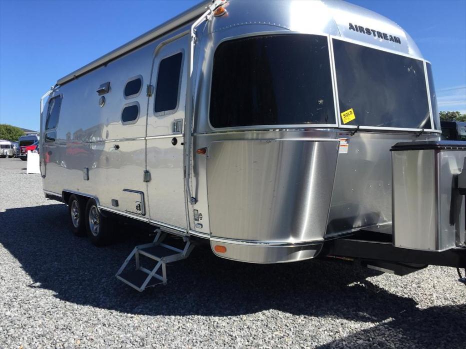 2017 Airstream Flying Cloud 25B Queen