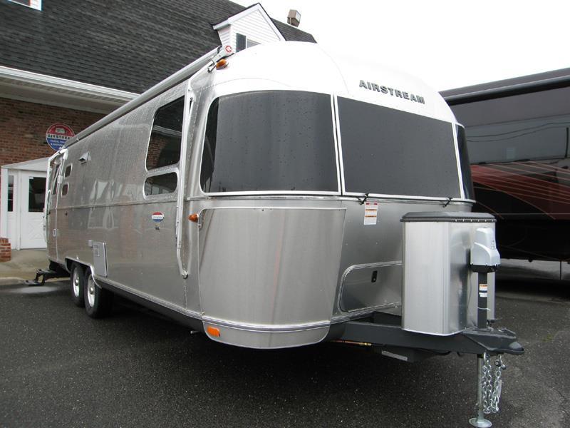 2016 Airstream International Signature 27FB Queen