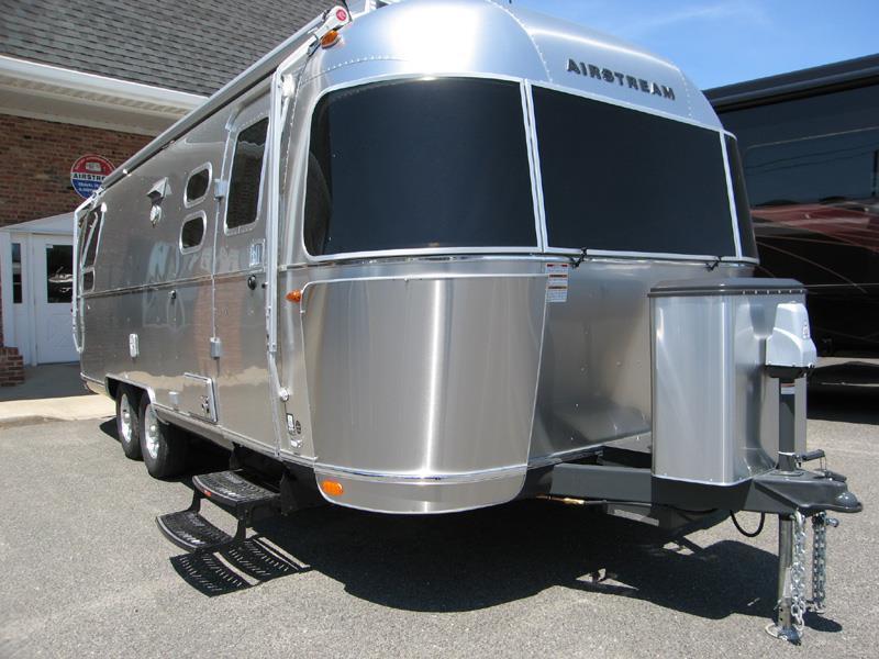 2016 Airstream Flying Cloud 25B Queen