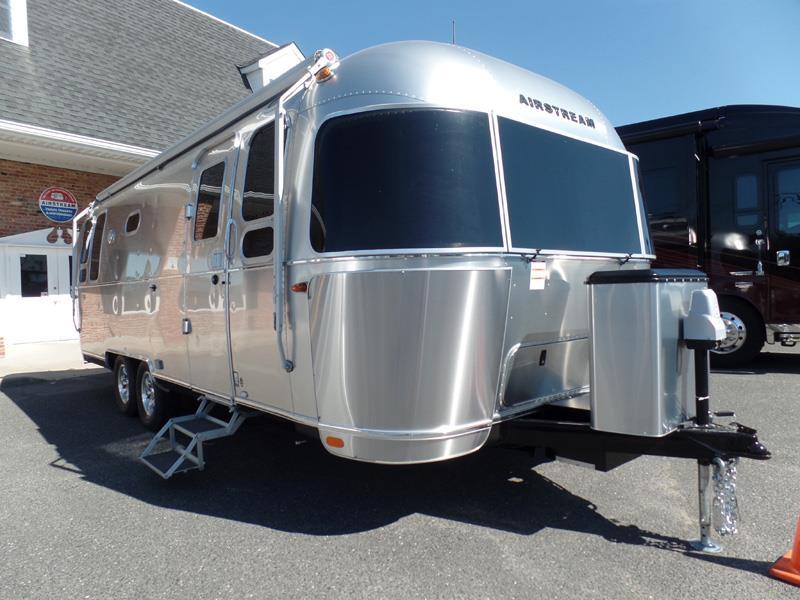 2017 Airstream Flying Cloud 26B Queen 26U