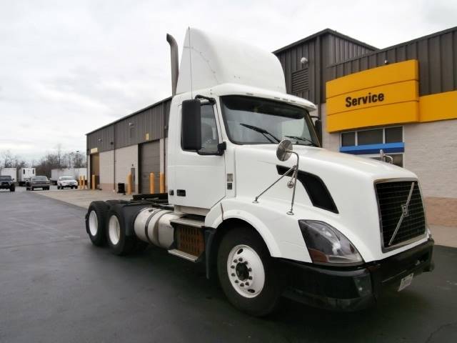 2011 Volvo Vnl  Conventional - Day Cab