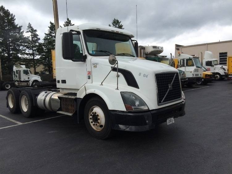 2011 Volvo Vnl  Conventional - Day Cab