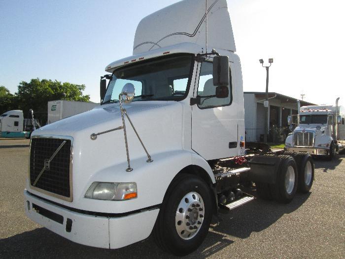 2006 Volvo Vnm420  Conventional - Day Cab