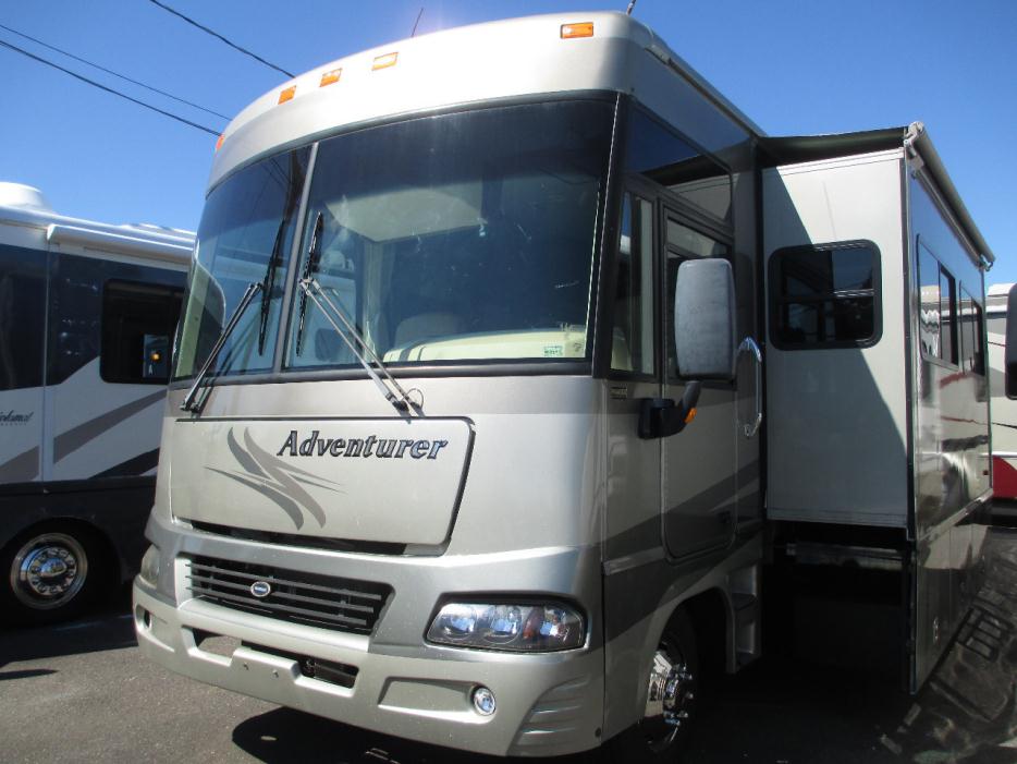 2005 Winnebago Adventurer