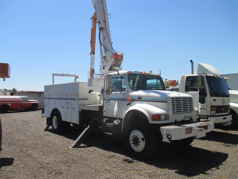 2001 International 4800  Crane Truck