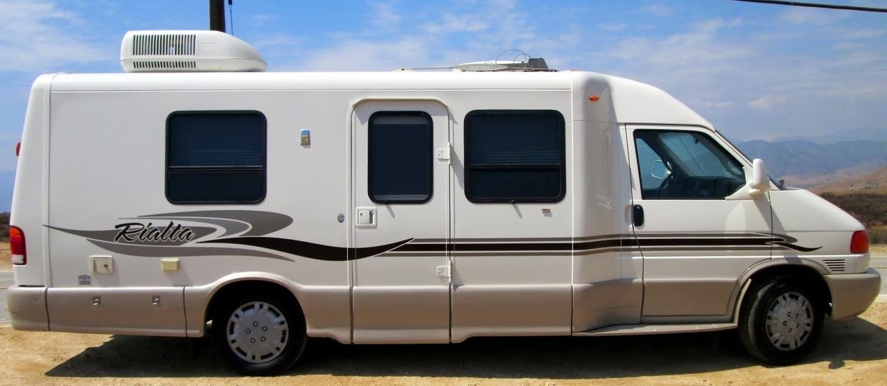 2005 Winnebago Rialta 22FD Twin