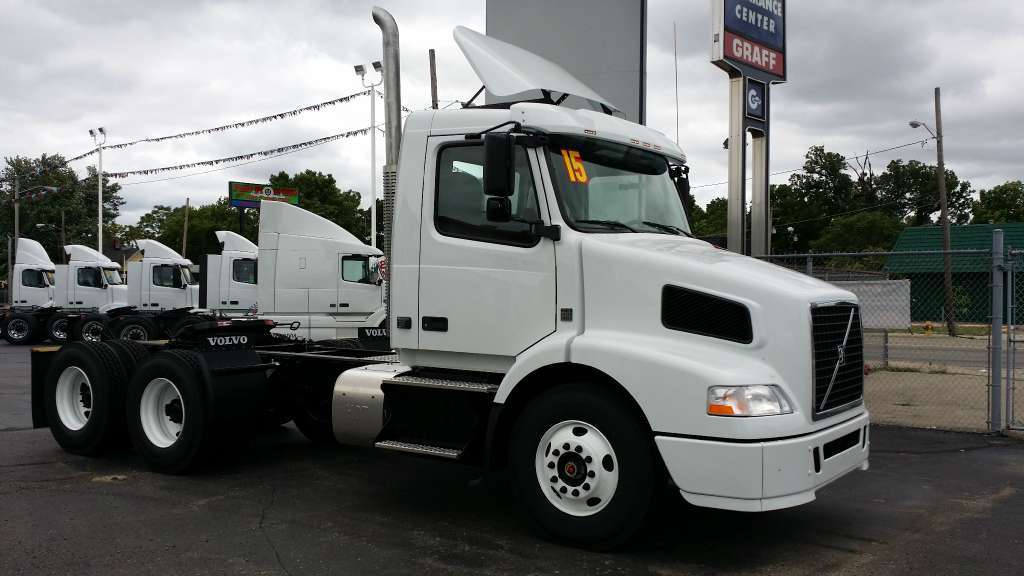 2015 Volvo Vnm420  Conventional - Day Cab