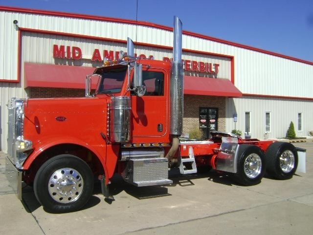 2010 Peterbilt 388  Conventional - Day Cab