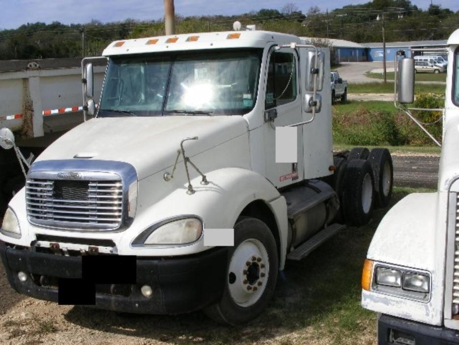 2005 Freightliner Columbia Cl12064s  Conventional - Day Cab