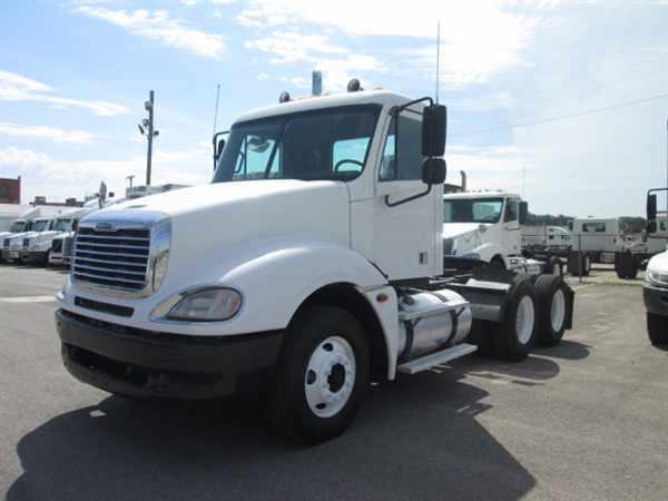 2005 Freightliner Columbia 120  Conventional - Day Cab