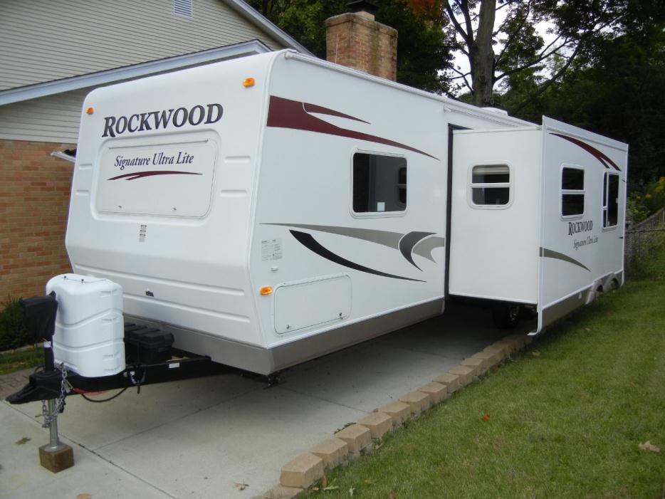 2010 Forest River Rockwood Ultra Lite 8244S