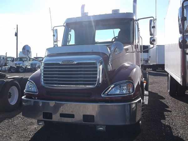 2005 Freightliner Columbia 120  Conventional - Day Cab