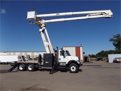 2005 International 7600  Bucket Truck - Boom Truck