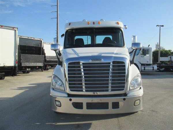 2012 Freightliner Cascadia 125  Conventional - Day Cab