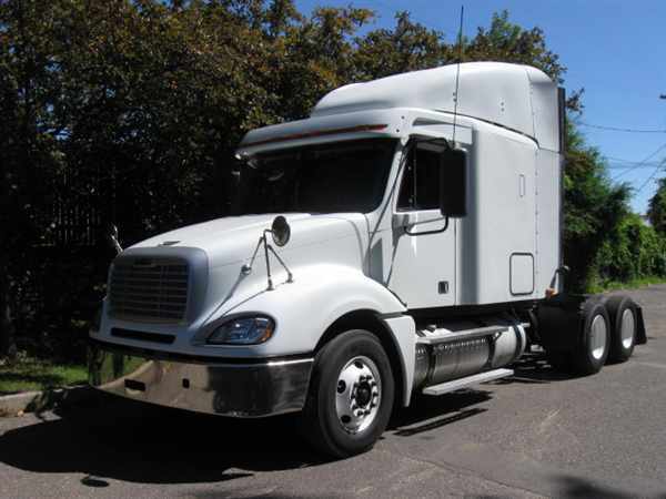 2010 Freightliner Columbia 120  Conventional - Sleeper Truck