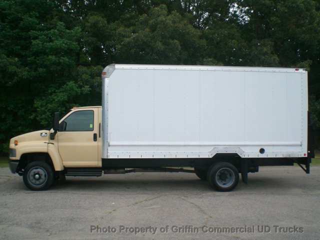 2005 Chevrolet C5500 Non Cdl Box Lift Gate Lo Pro  Box Truck - Straight Truck
