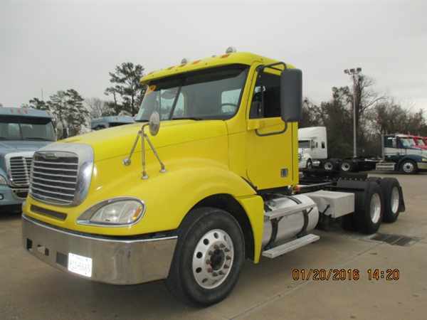 2010 Freightliner Columbia 120  Conventional - Day Cab