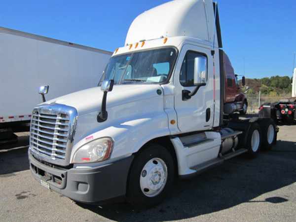 2008 Freightliner Cascadia 125  Conventional - Day Cab
