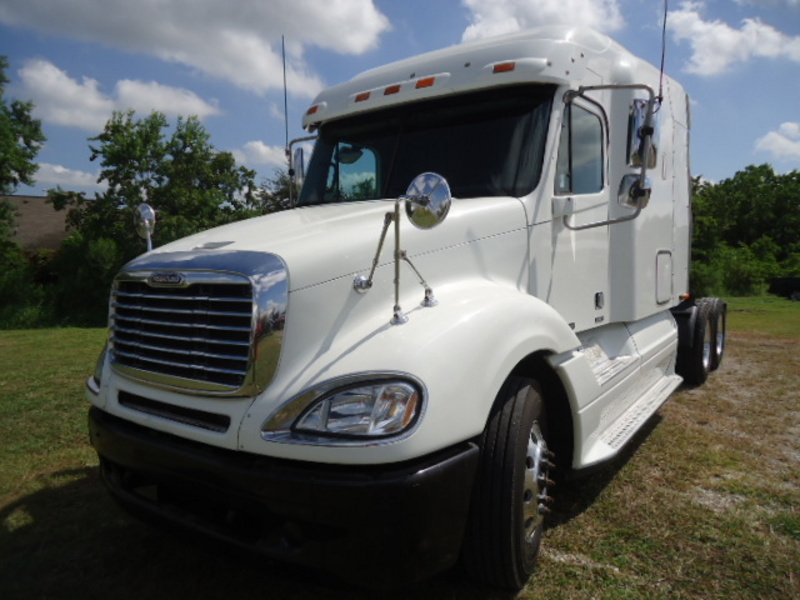 2006 Freightliner Columbia Mid Roof  Conventional - Sleeper Truck