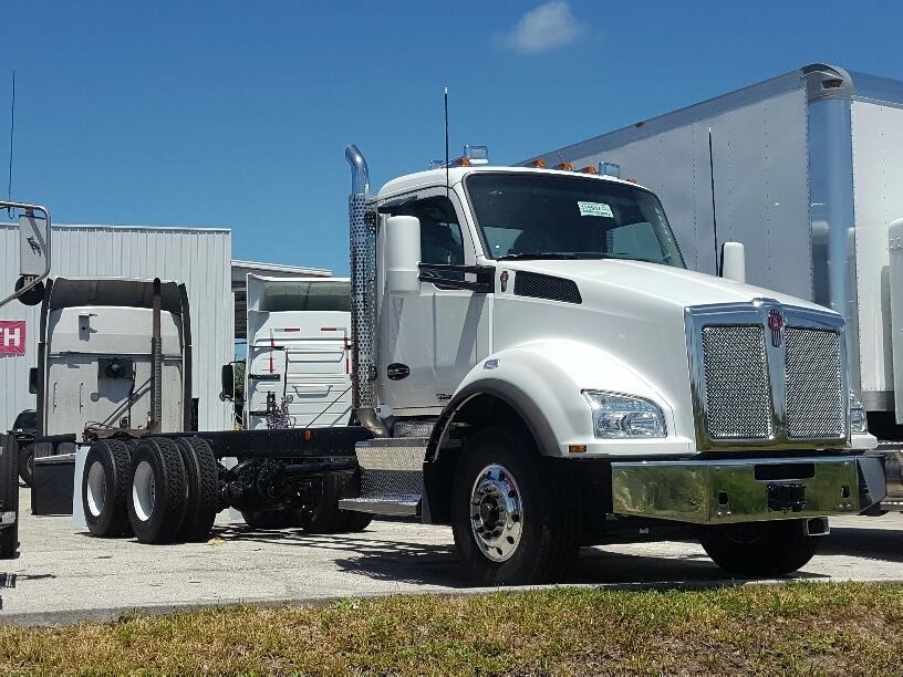 2017 Kenworth T880  Conventional - Day Cab
