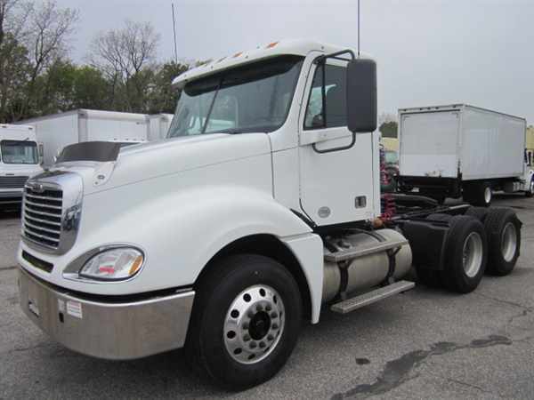 2010 Freightliner Columbia 120  Conventional - Day Cab