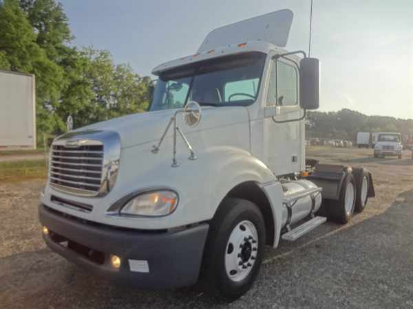 2007 Freightliner Columbia 120  Conventional - Day Cab