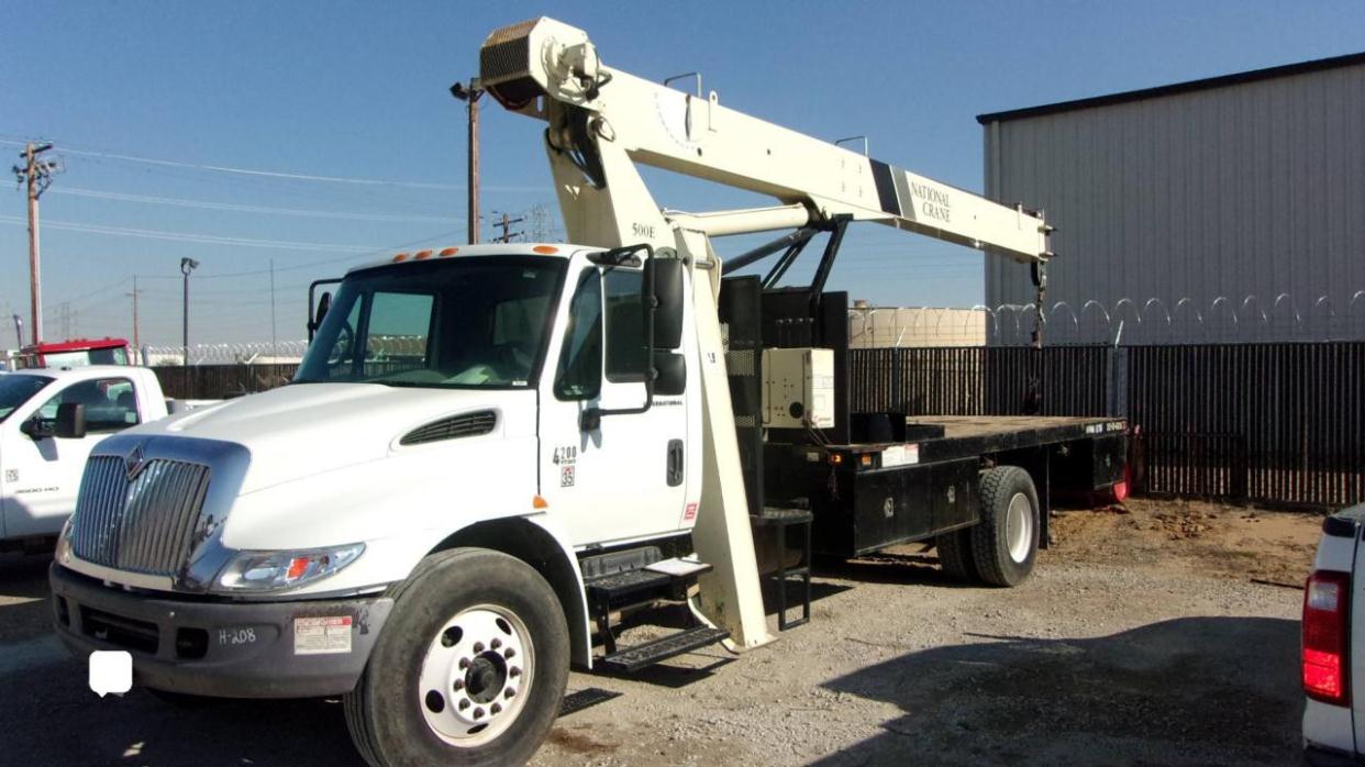 2006 International 4200  Crane Truck