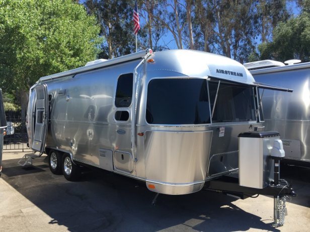 2017 Airstream 25' Flying Cloud Twin