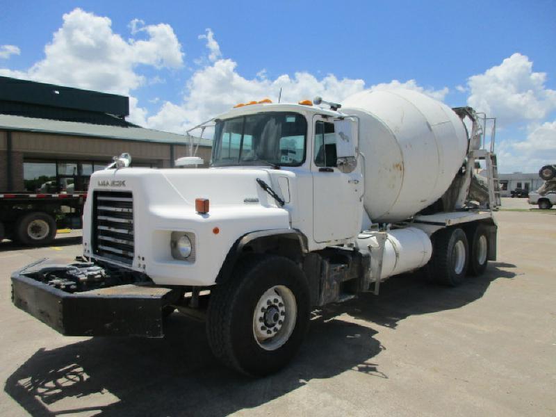 2004 Mack Dm690s  Mixer Truck