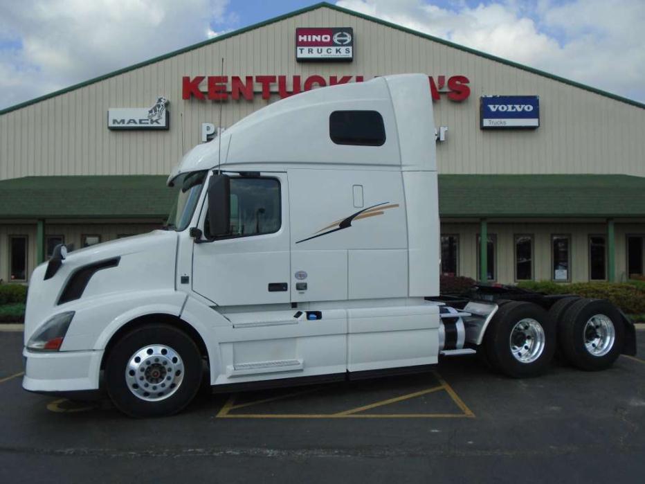 2013 Volvo Vnl  Conventional - Sleeper Truck