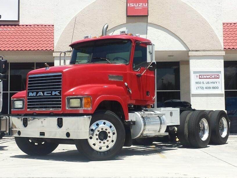 2005 Mack Chn613  Conventional - Day Cab