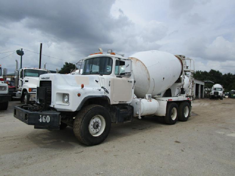 1997 Mack Dm690s  Mixer Truck