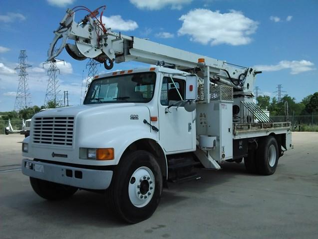 2000 International 4900  Digger Derrick