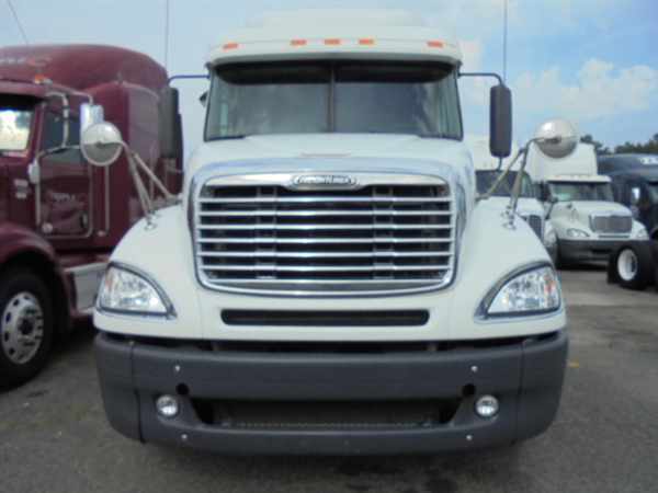 2009 Freightliner Columbia 120  Conventional - Sleeper Truck