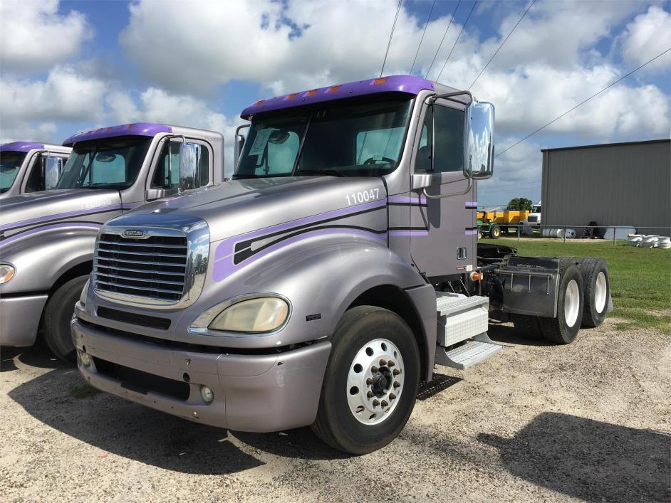 2010 Freightliner Columbia 120  Conventional - Day Cab