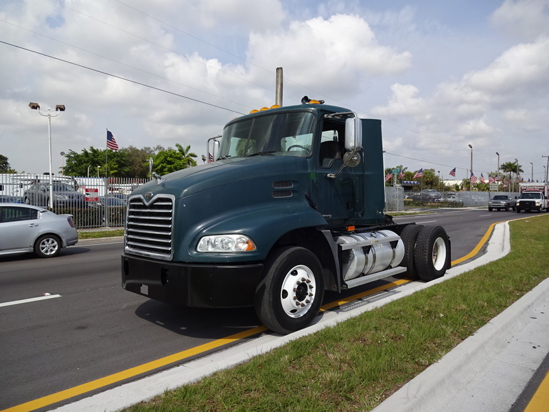 2005 Mack Vision  Conventional - Day Cab