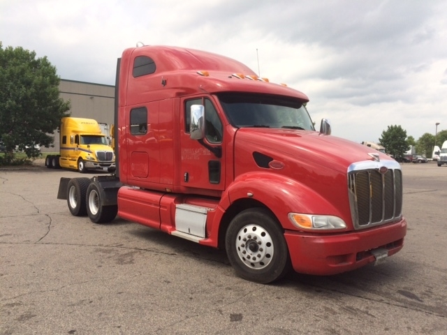 2011 Peterbilt 387  Conventional - Sleeper Truck