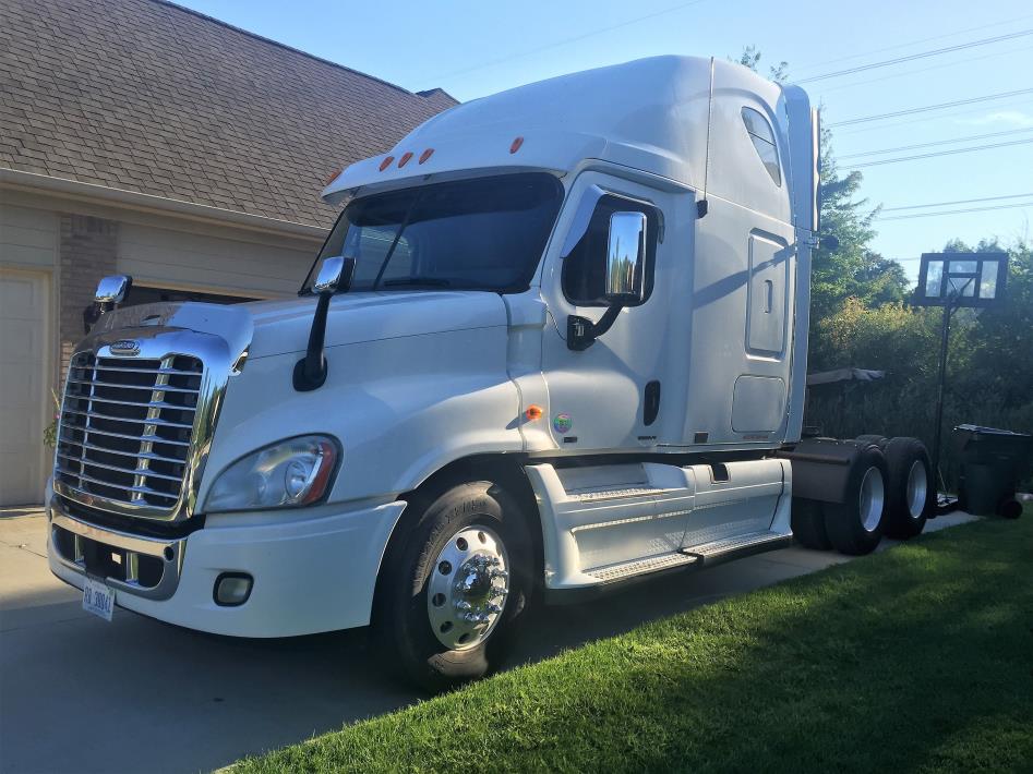 2011 Freightliner Cascadia  Conventional - Sleeper Truck