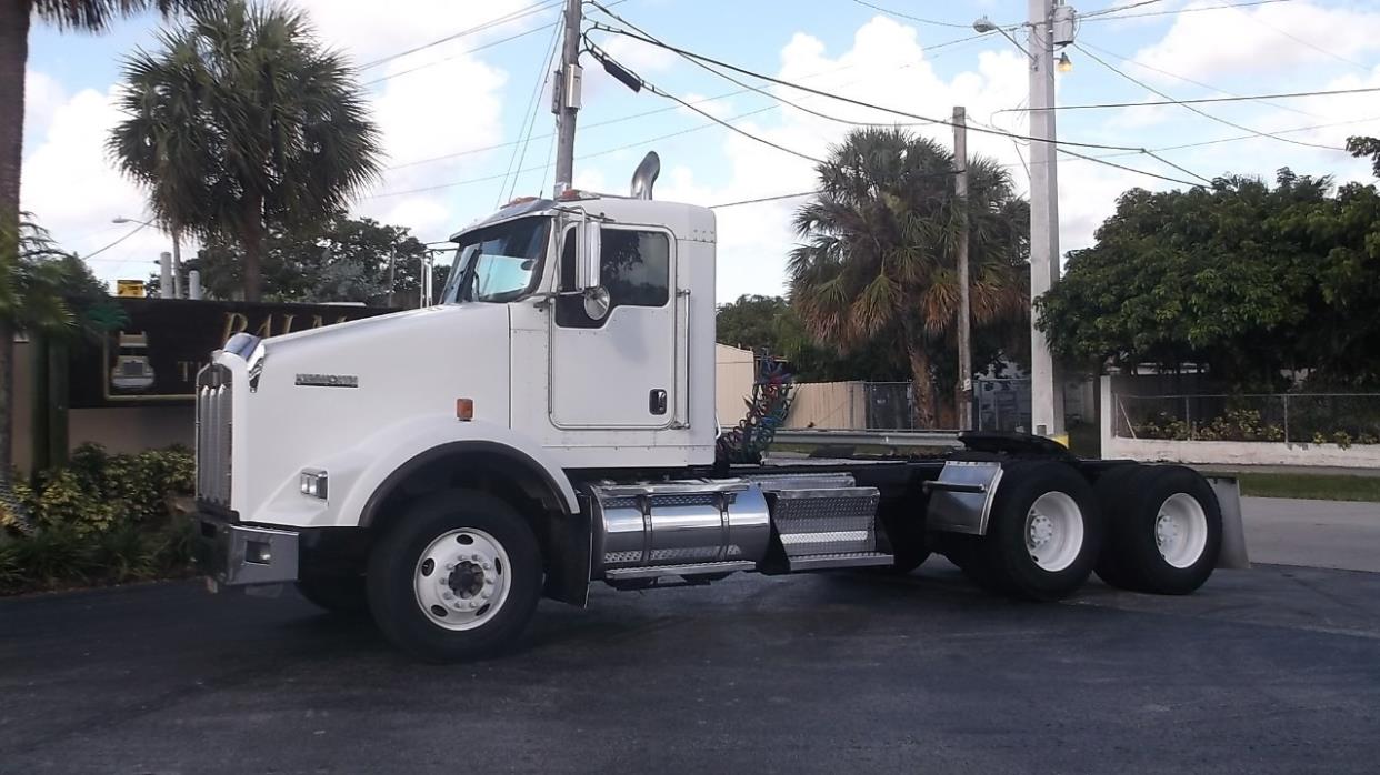 2010 Kenworth T800  Conventional - Day Cab