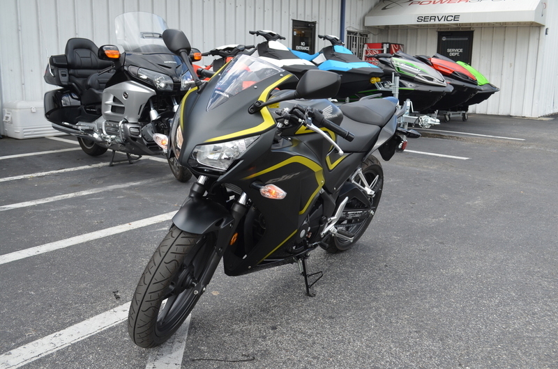 2015 Honda CBR 300R ABS Matte Black Metallic/Yellow