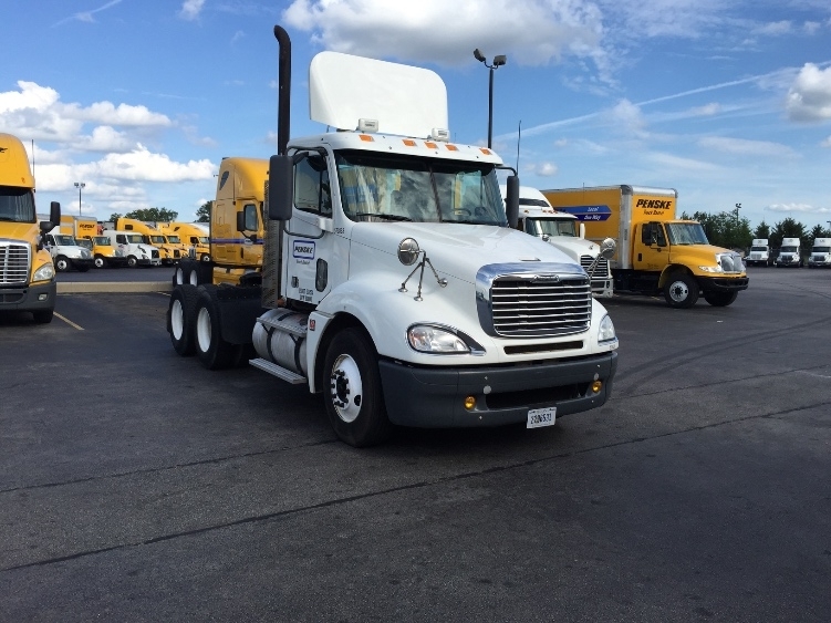 2010 Freightliner Columbia 120  Conventional - Day Cab