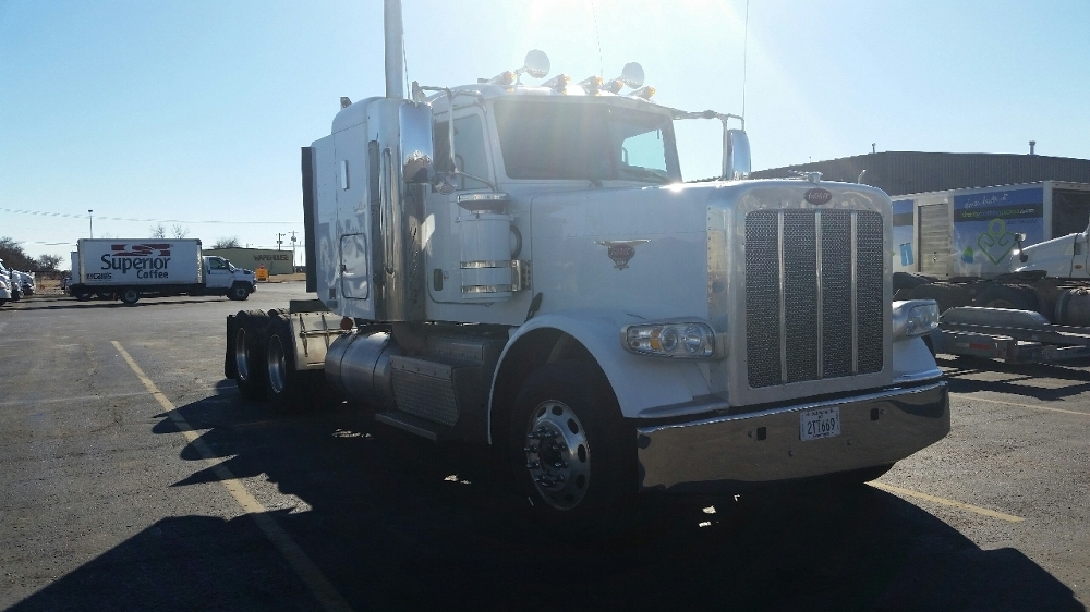 2014 Peterbilt 388  Conventional - Sleeper Truck