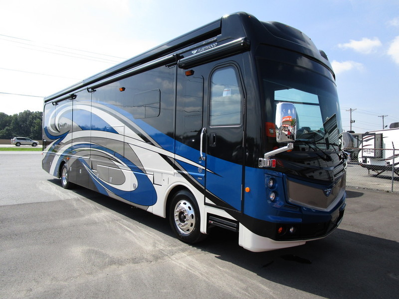 2017 Fleetwood Discovery LXE 40E