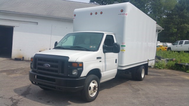 2015 Ford E350 Super Duty  Cutaway-Cube Van