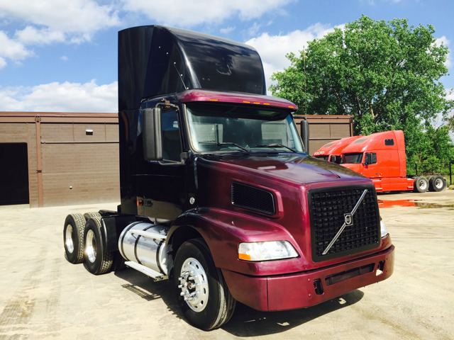 2007 Volvo Vnm64t200  Conventional - Day Cab