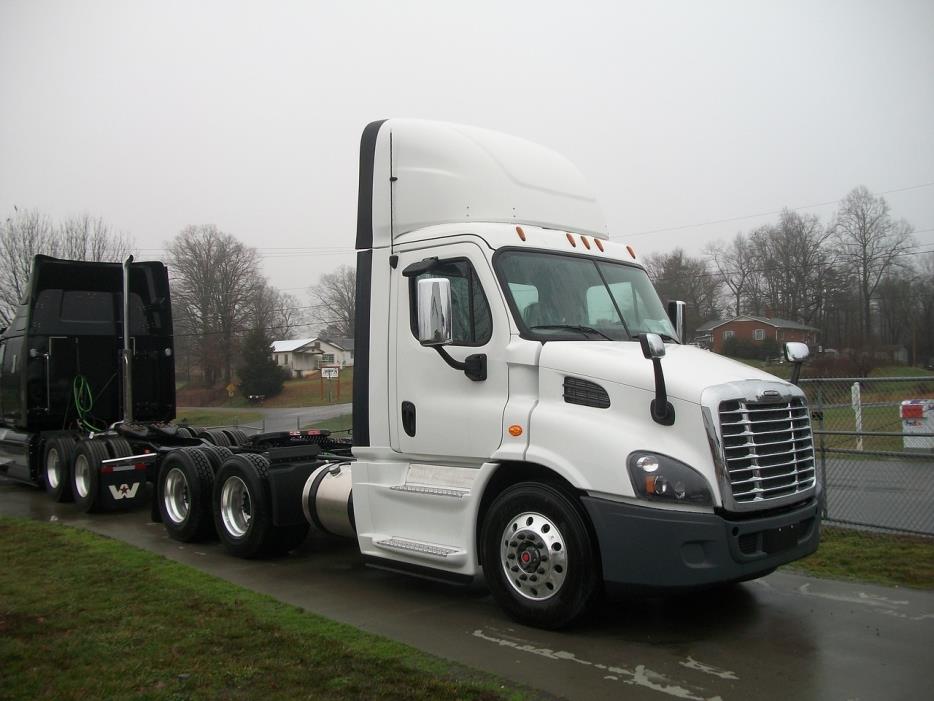 2016 Freightliner Cascadia Ca11364dc  Conventional - Day Cab