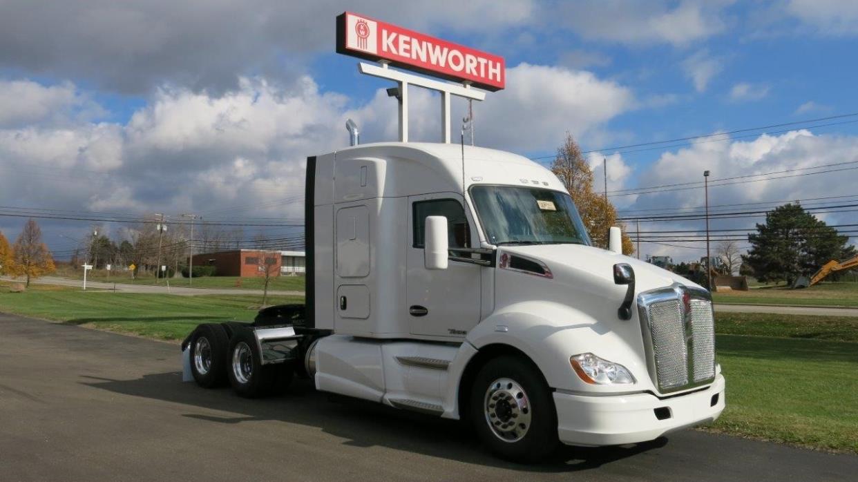 2016 Kenworth T680  Conventional - Sleeper Truck