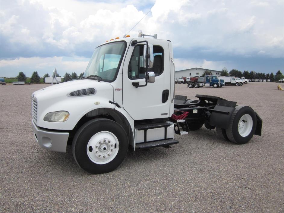 2005 Freightliner Business Class M2 106  Conventional - Day Cab